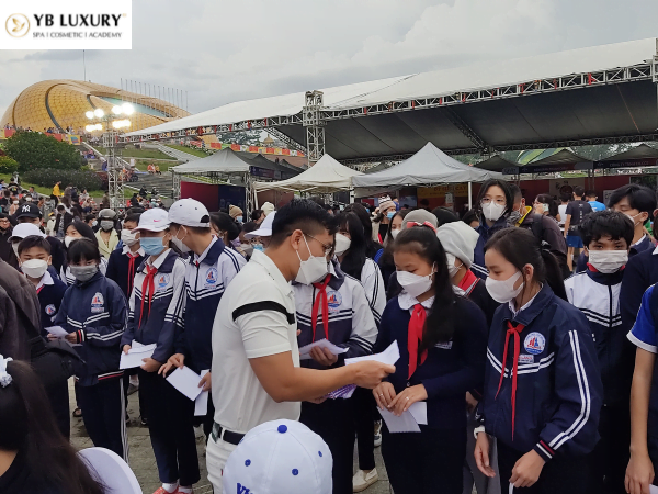 150 món quà được YB Spa trao tặng trực tiếp