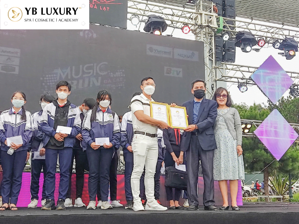 Đại diện công ty TNHH YB Spa có mặt tại hoạt động từ thiện