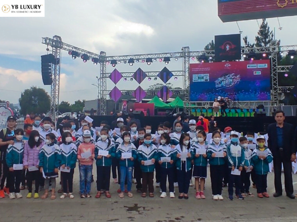YB Spa trao tặng học bổng tới các em nhỏ tại tỉnh Lâm Đồng