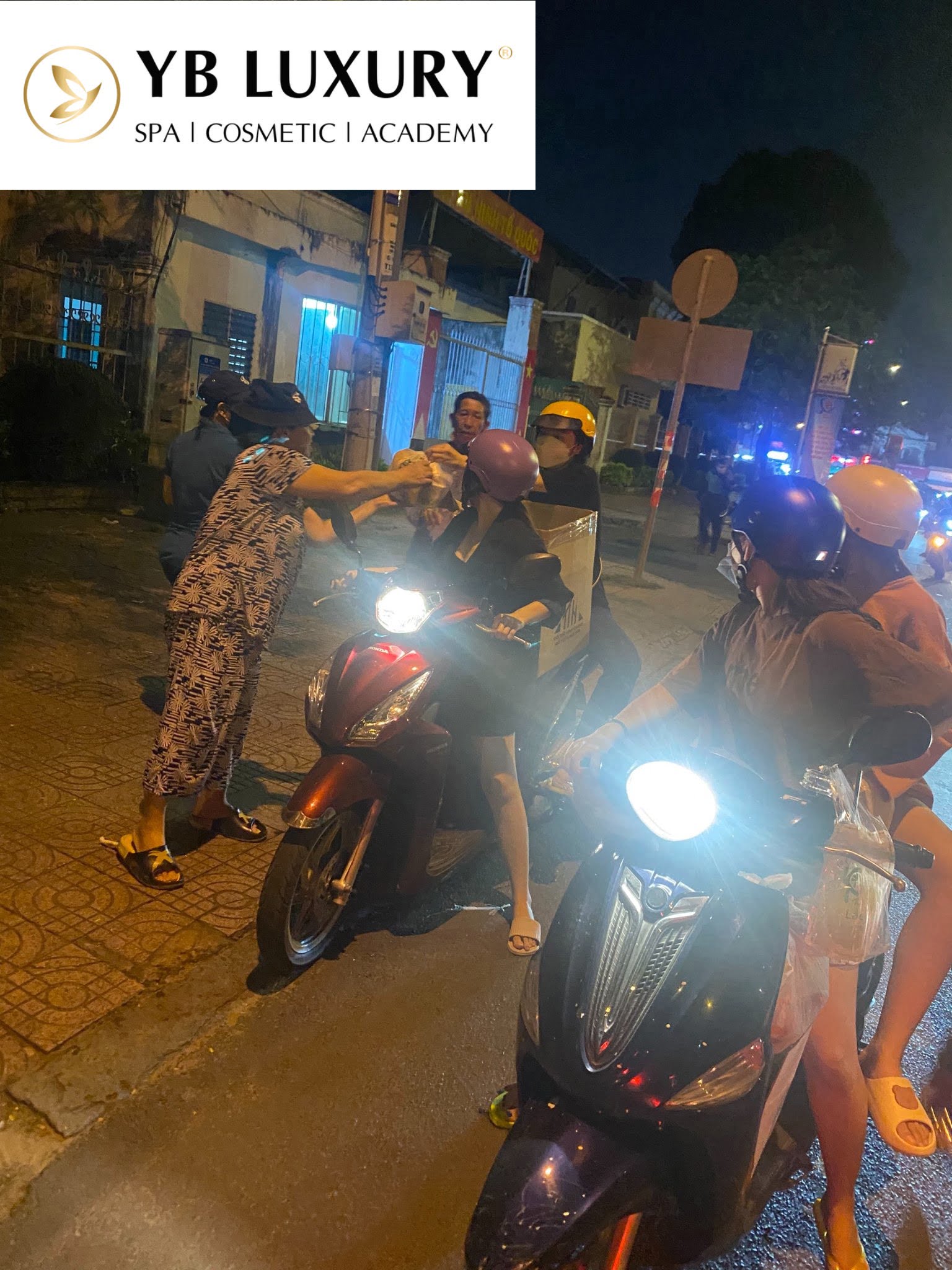 Nhân viên YB Spa đi phát quà cho người dân vô gia cư