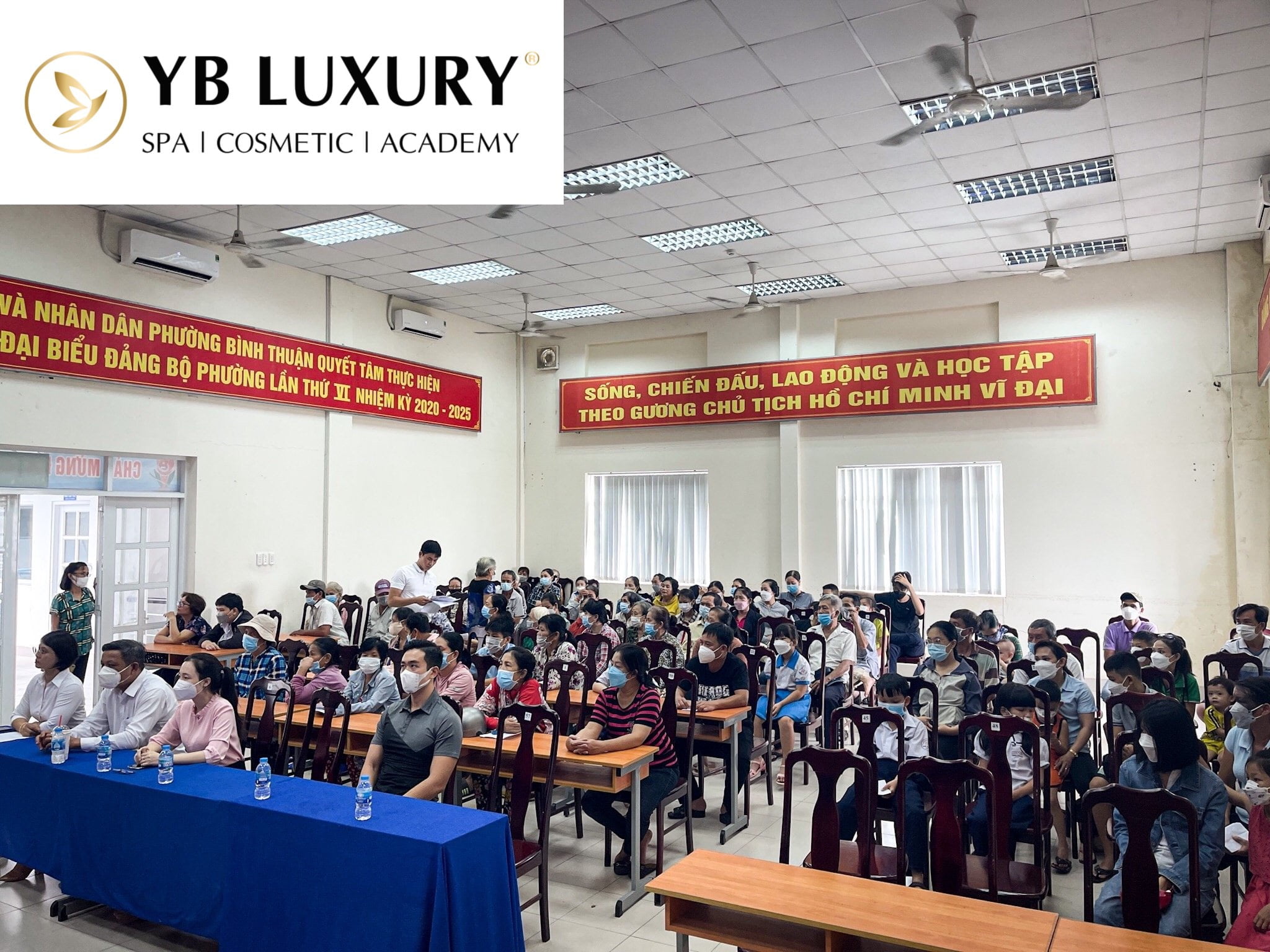 YB Spa trao yêu thương tới những mảnh đời khó khăn 21 Bà con đến dự buổi trao quà của YB Spa