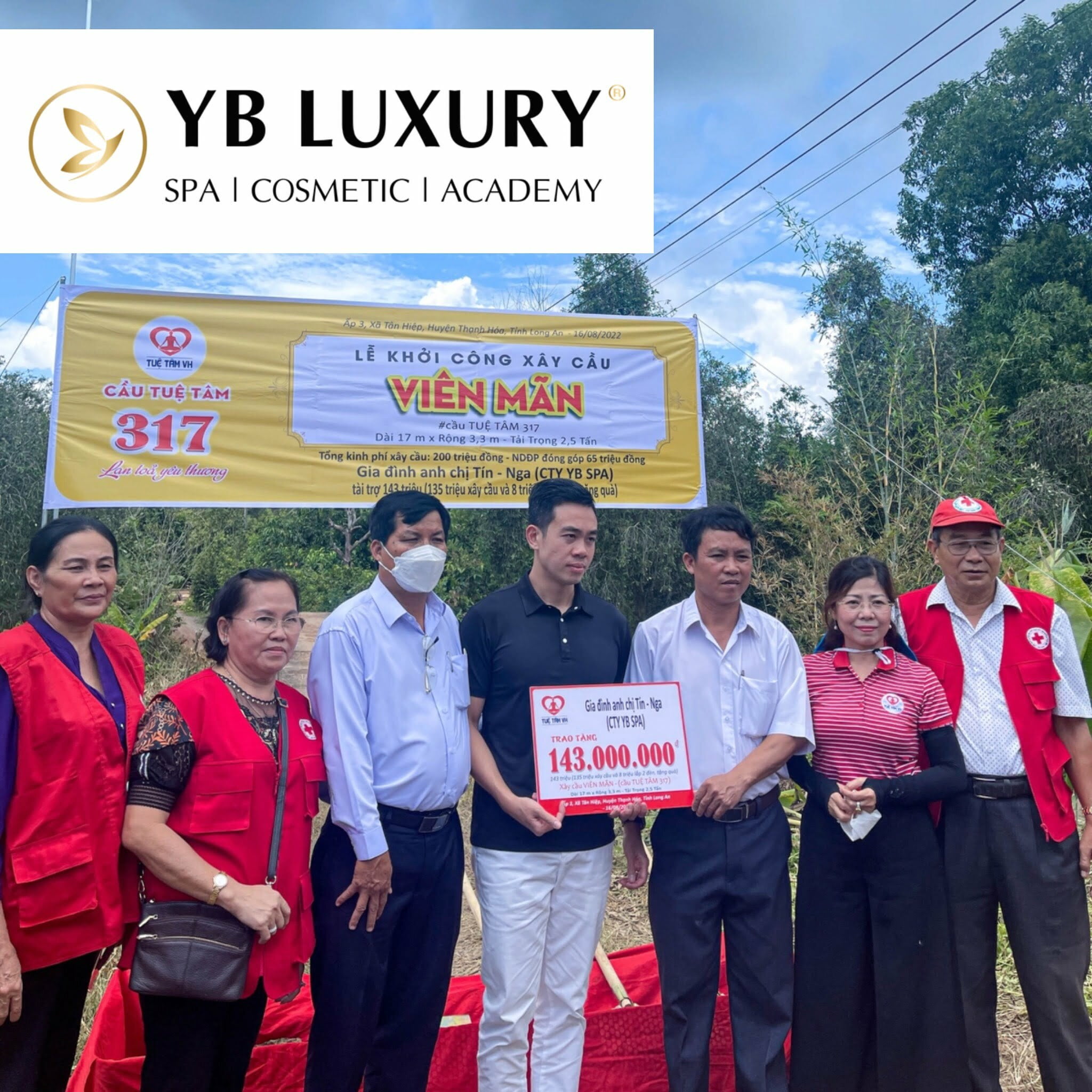 YB Spa xây cầu cho bà con vùng sâu vùng xa 23 Gia đình anh Tín - Chị Nga (YB Spa) trao tiền hỗ trợ người dân xây cầu