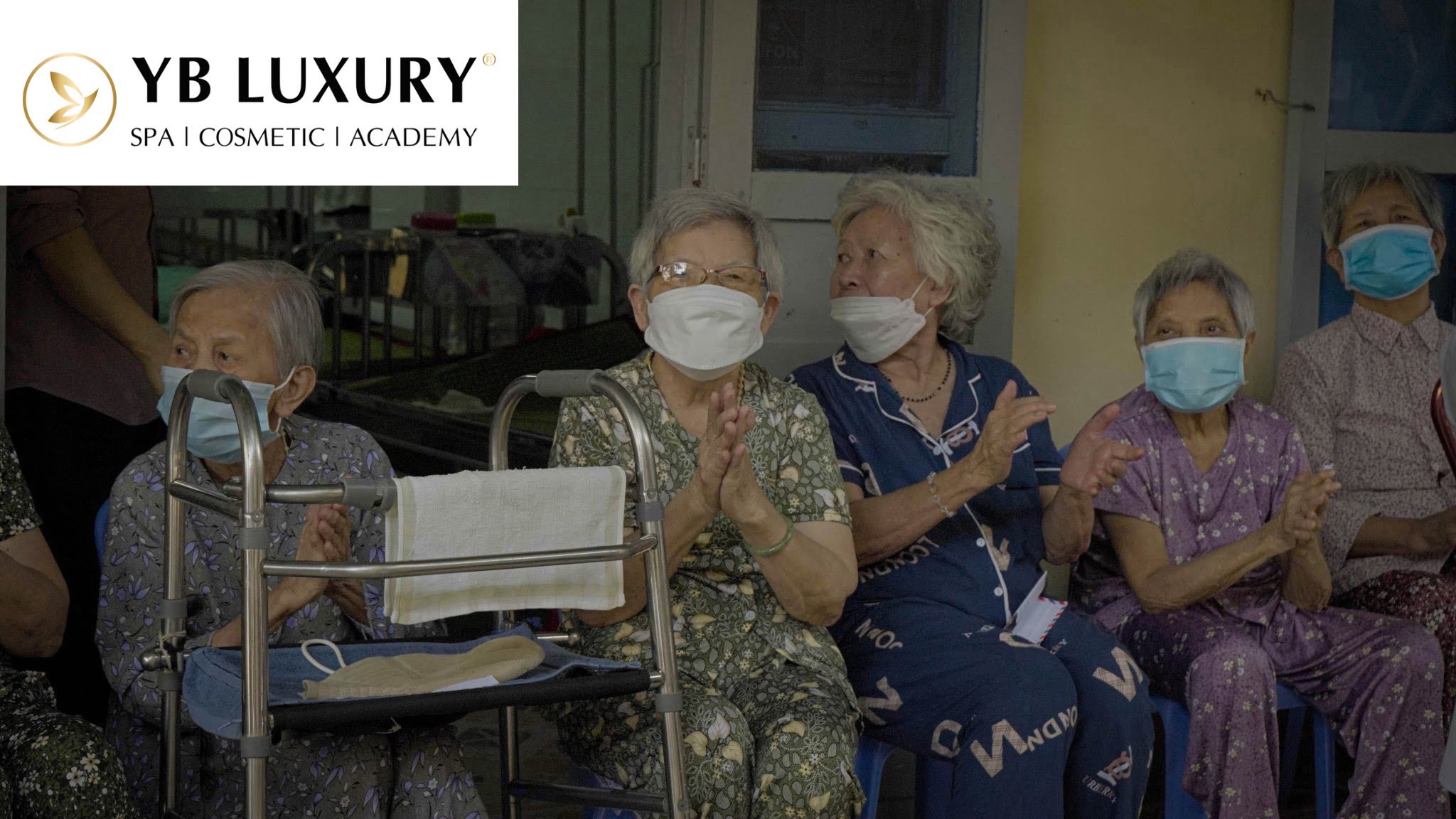 Các cụ già tại Mái Ấm Thiên Ân vui vẻ khi được trao lì xì