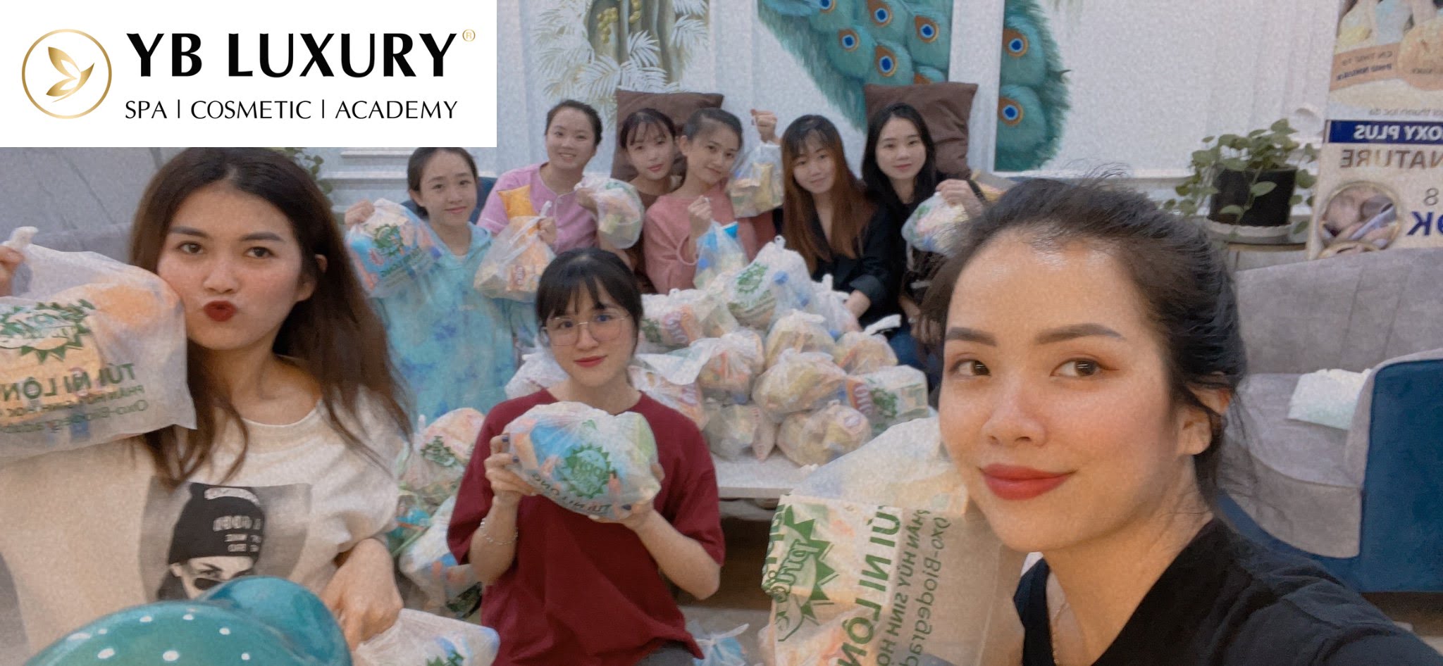 Nhân viên YB Spa tích cực đóng gói quà để hoàn tất công tác chuẩn bị