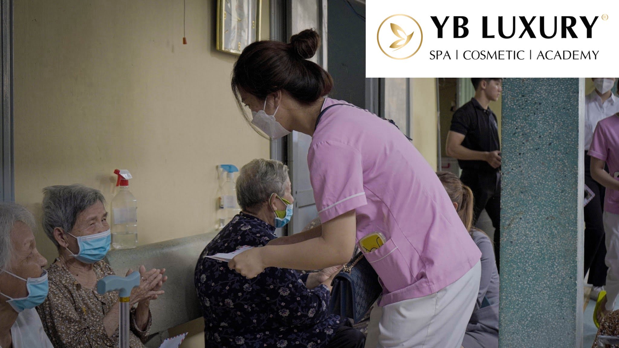 Viện Thẩm mỹ YB Spa trao lì xì cho các cụ già vô gia cư tại Mái Ấm Thiên Ân