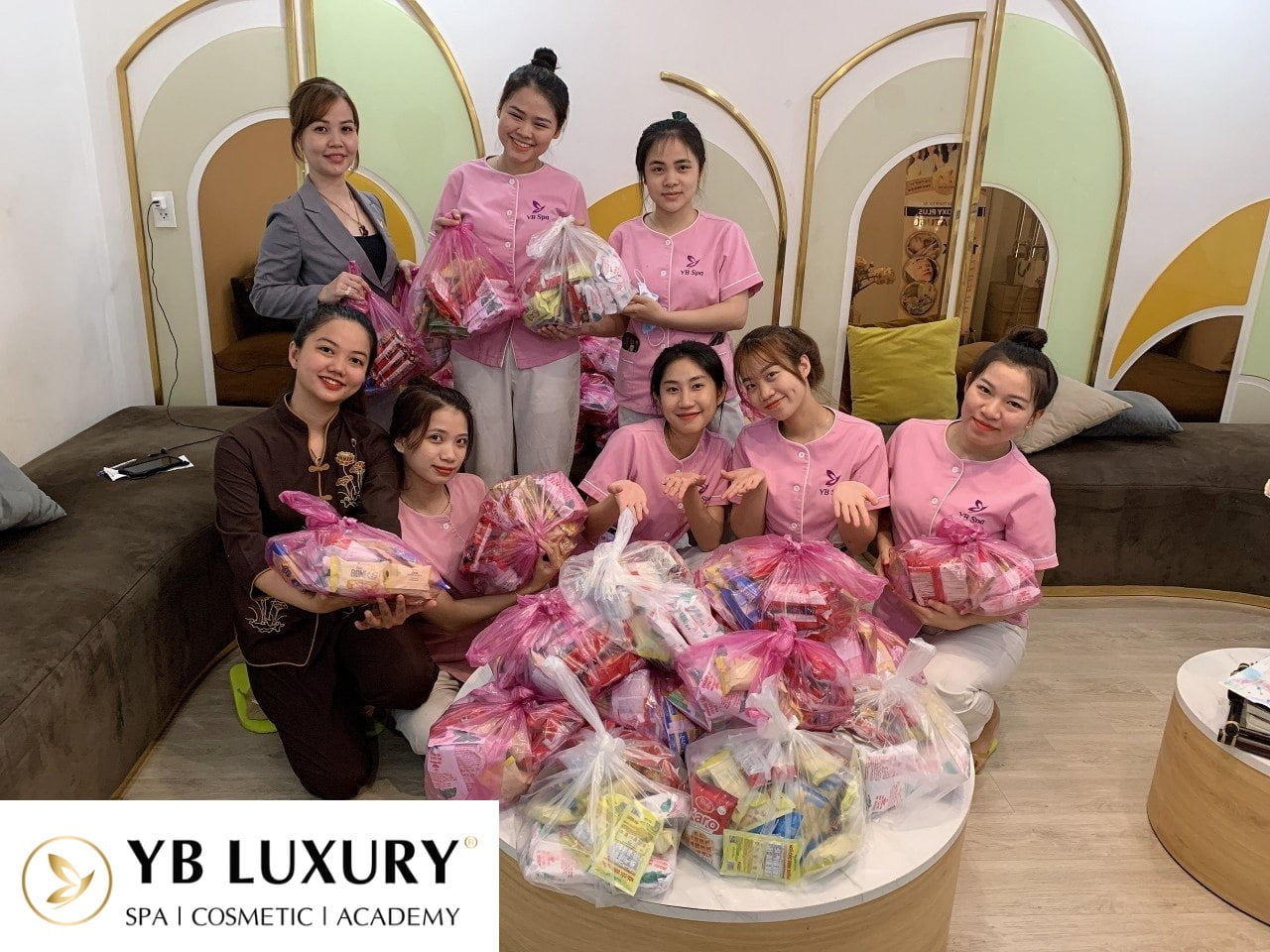 YB Spa chuẩn bị phát quà cho người vô gia cư nhân ngày Vu Lan báo hiếu