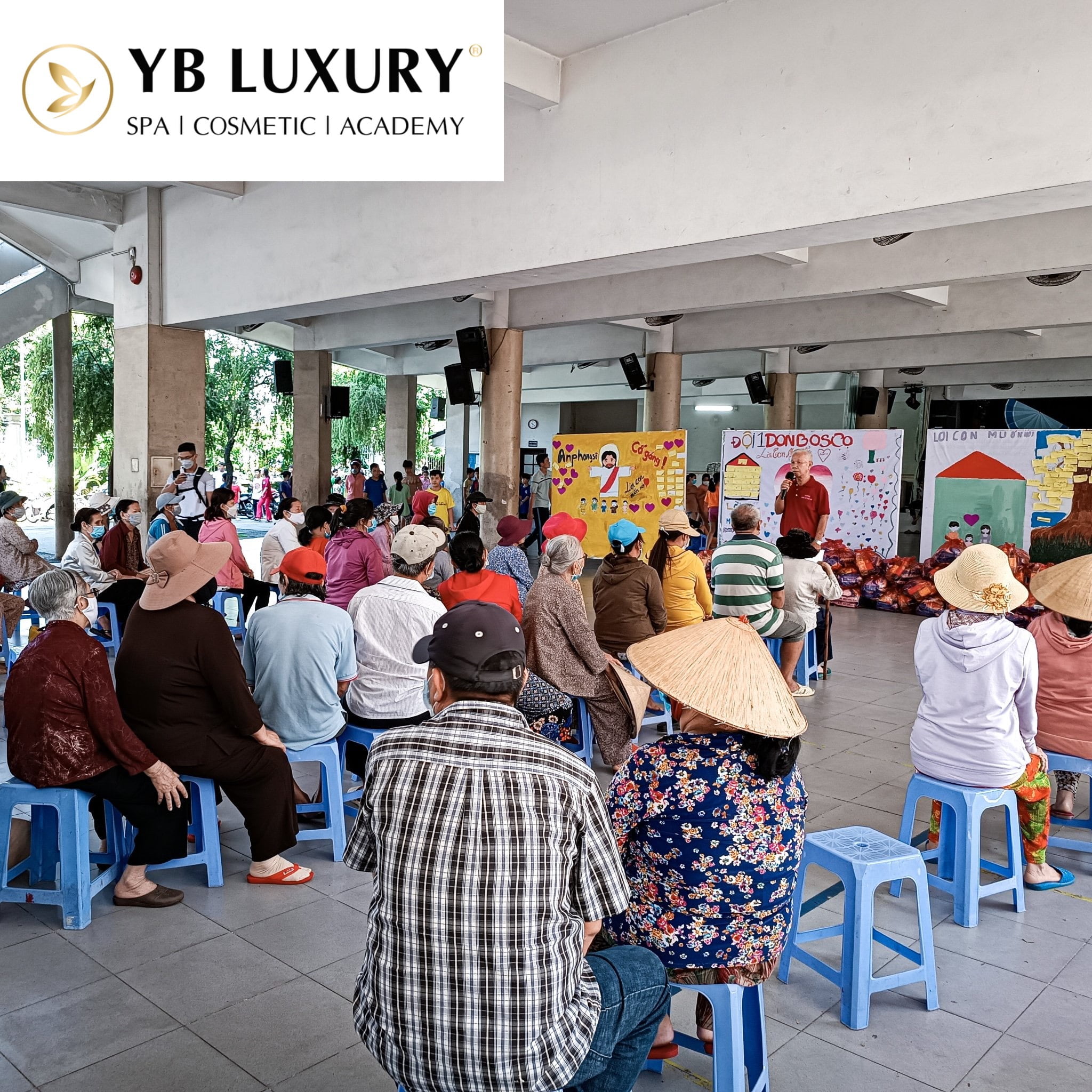 Người dân tại giáo xứ trong hoạt động thiện nguyện của YB Spa