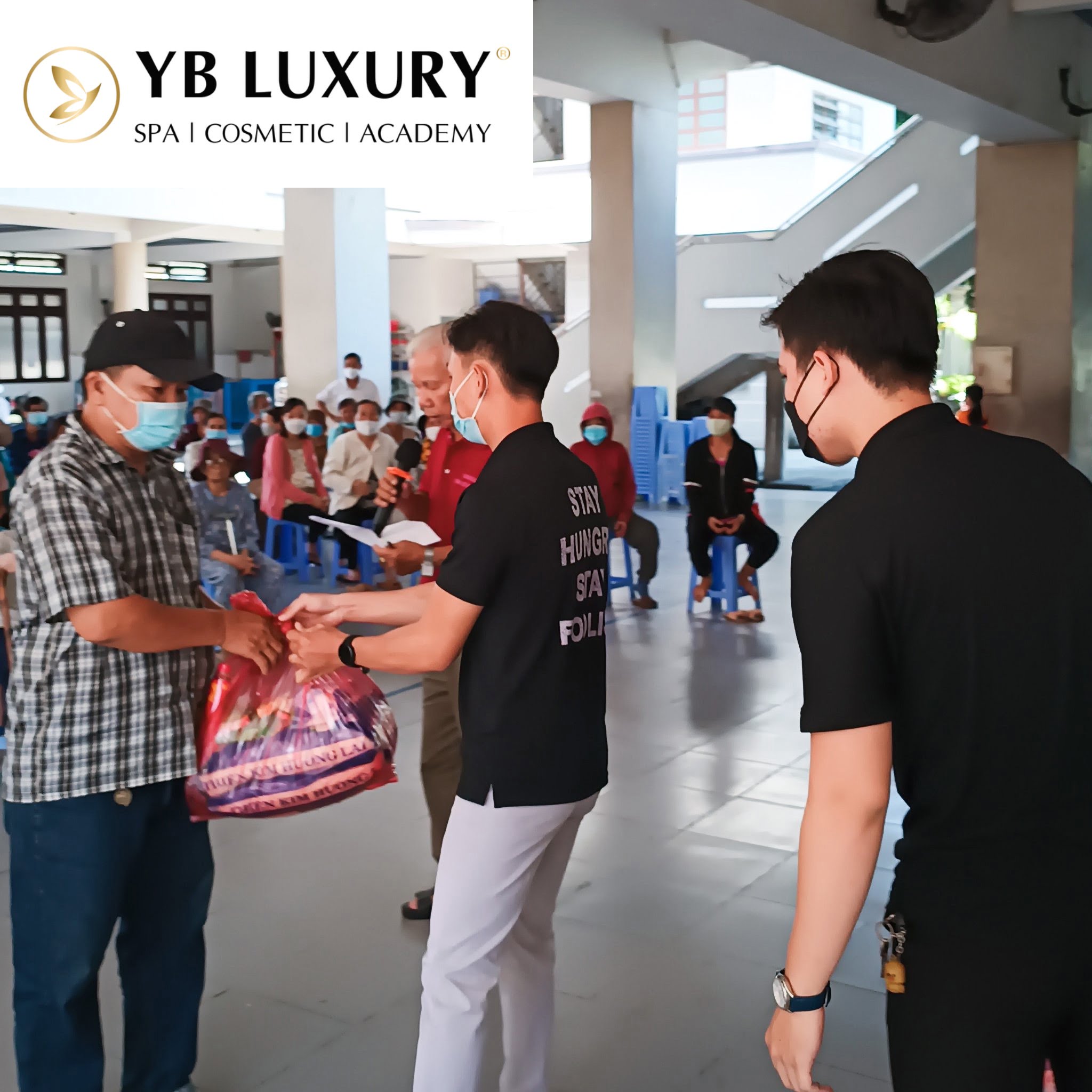 Nhân viên YB Spa trao quà tới các hộ gia đình