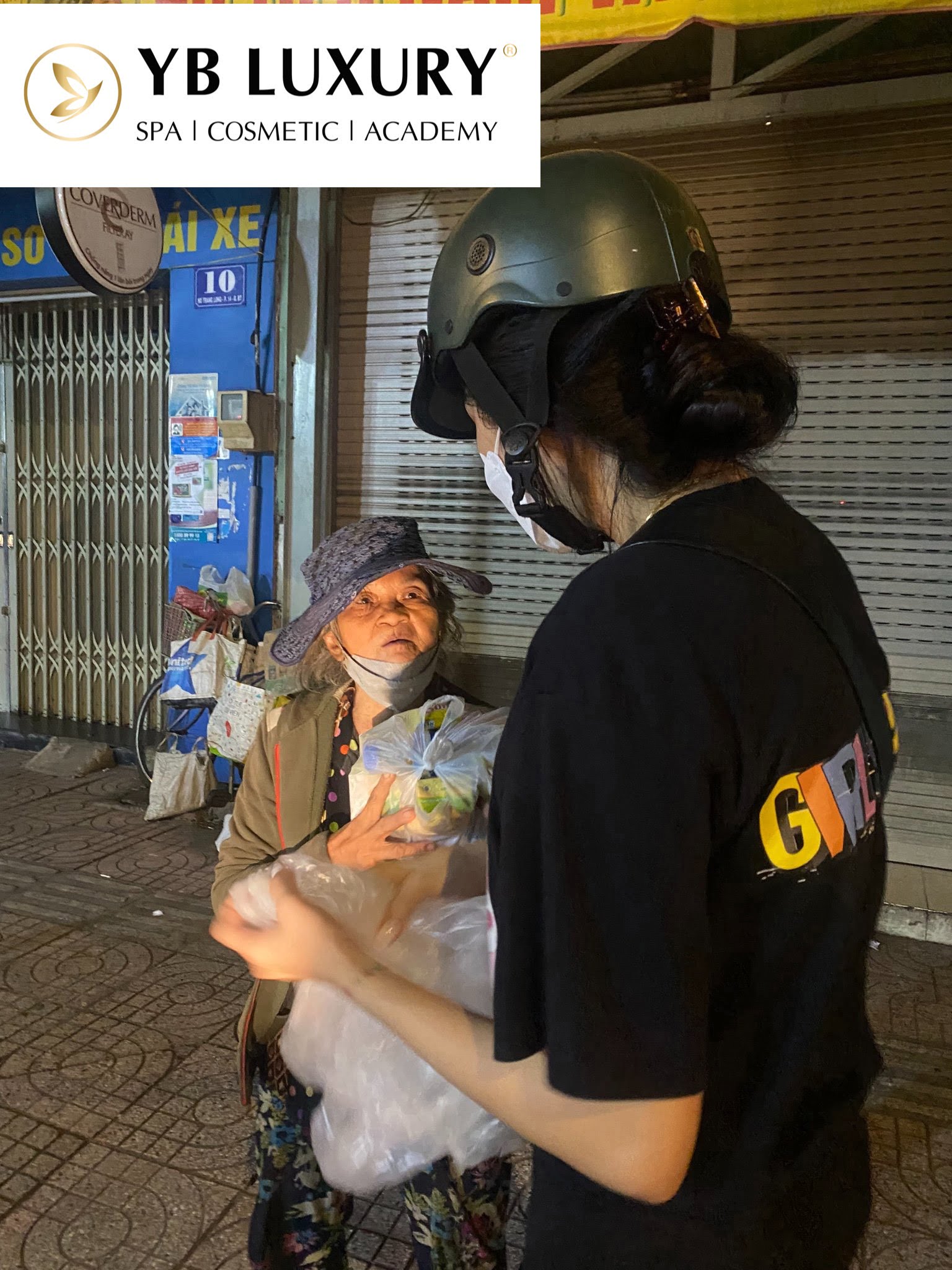 Những món quà được trao tận tay người vô gia cư trên đường phố Sài Gòn