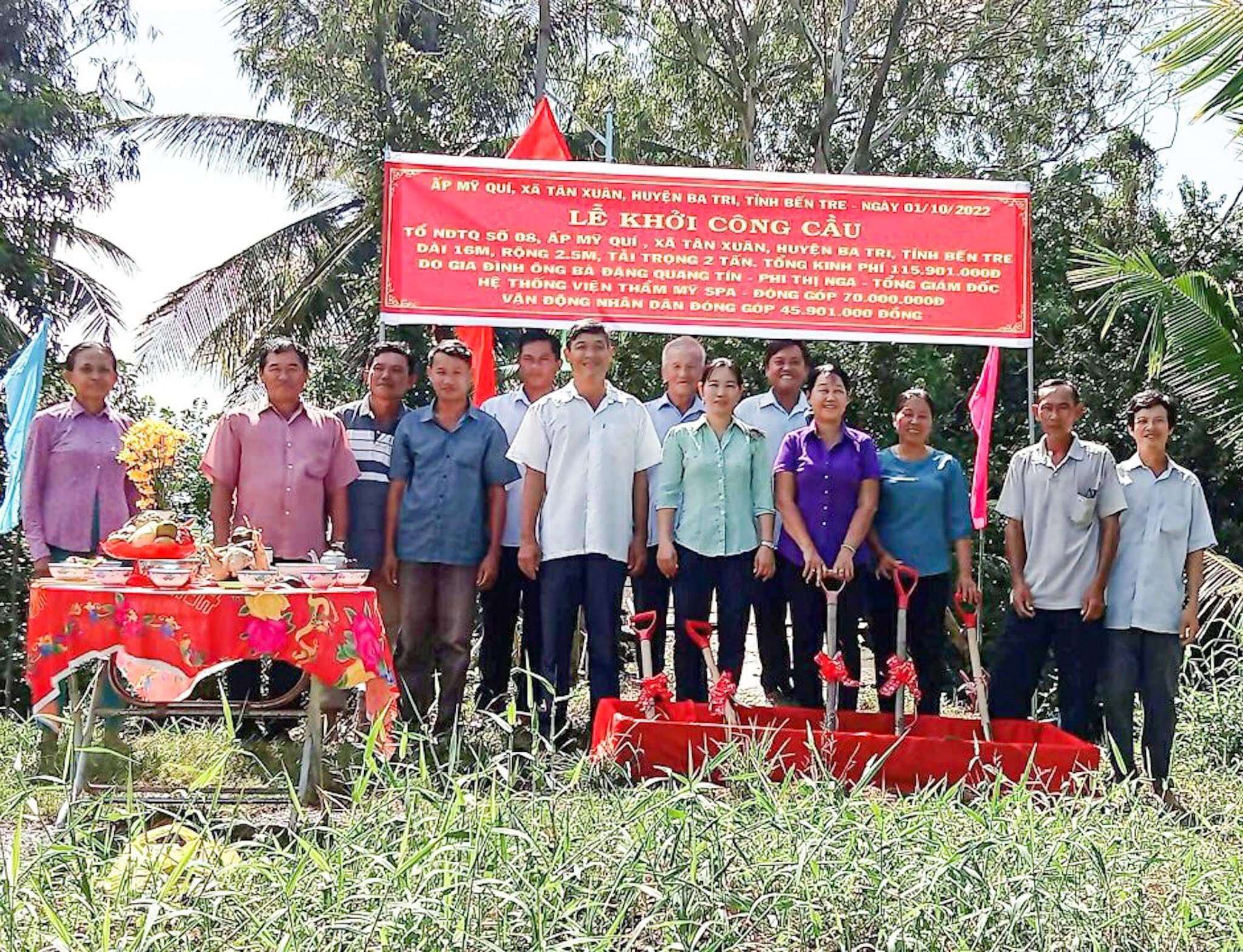 Lãnh đạo địa phương cùng bà con chụp ảnh lưu niệm tại lễ khởi công xây cầu của YB Spa