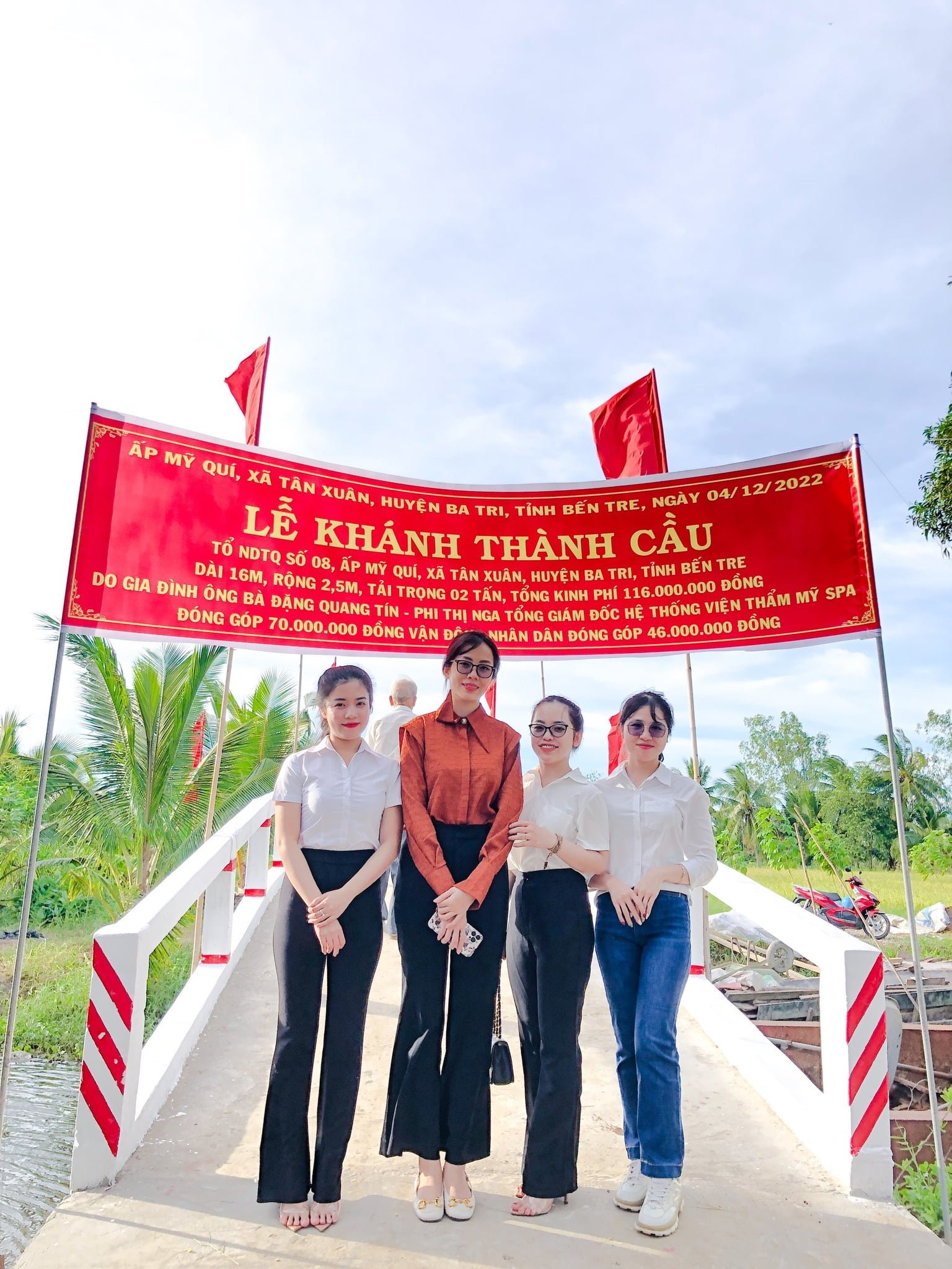 Đại diện YB Spa chụp ảnh lưu niệm tại chiếc cầu mới