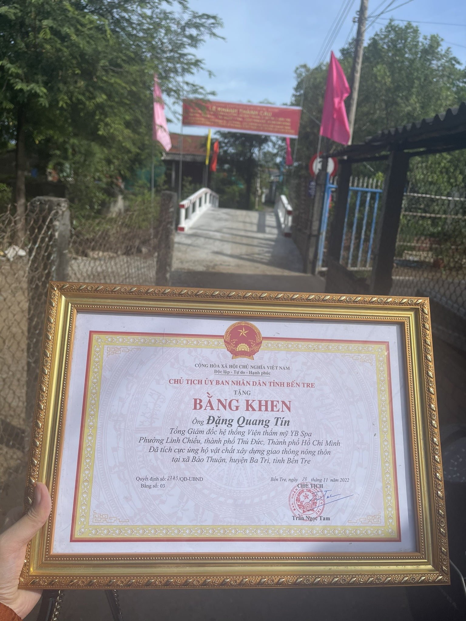 Bằng khen của Chủ tịch Ủy ban nhân dân tỉnh Bến Tre gửi tặng Lãnh đạo YB Spa ông Đặng Quang Tín