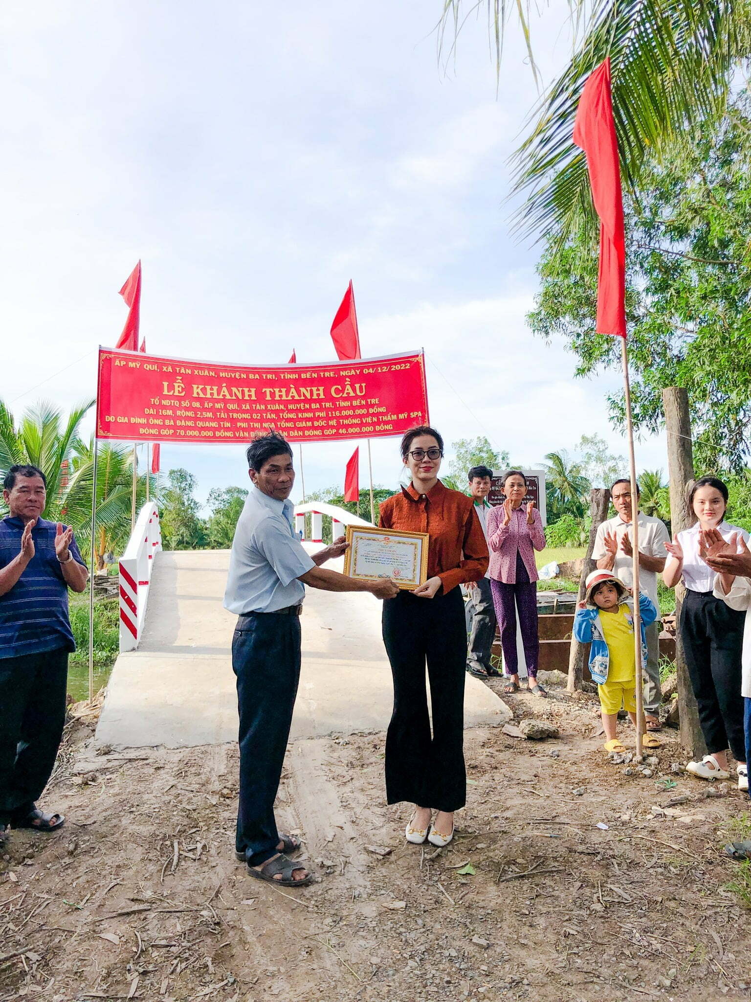 Đại diện lãnh đạo địa phương huyện Ba Tri, tỉnh Bến tre tặng bằng khen cho Viện thẩm mỹ YB Spa