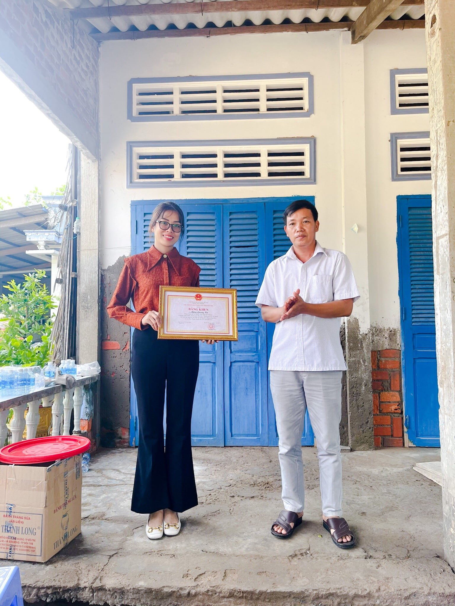 Đại diện lãnh đạo địa phương huyện Ba Tri, tỉnh Bến tre tặng bằng khen cho hành động tốt đẹp của YB Spa