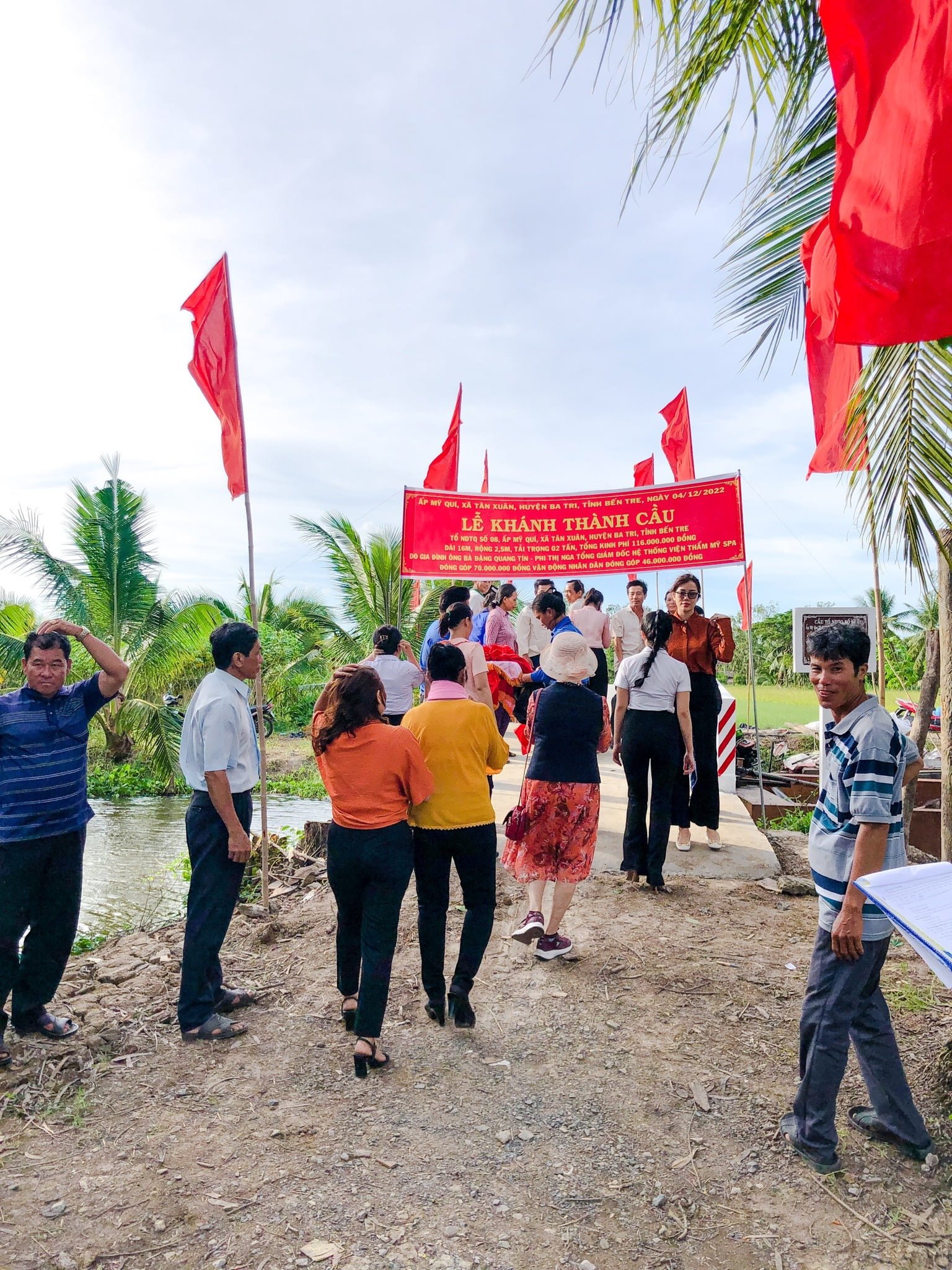 Bà con huyện Ba Tri, tỉnh Bến Tre phấn khởi đi qua cầu