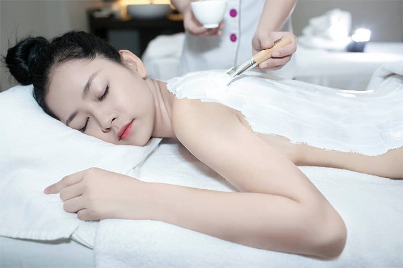 Tìm Hiểu Công Nghệ Triệt Lông Vĩnh Viễn Nano Diamond Light Mới Nhất Hiện Nay 23 YB Spa triệt lông vùng lưng cho khách hàng