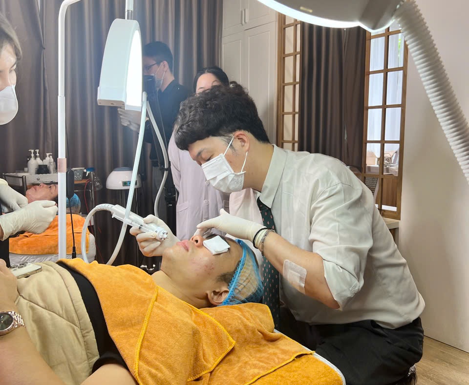 Viện Thẩm Mỹ YB Spa – Trải nghiệm Công nghệ Điều trị da đột phá từ Hàn Quốc với thiết bị tiêm không kim đầu tiên trên Thế Giới CUREJET