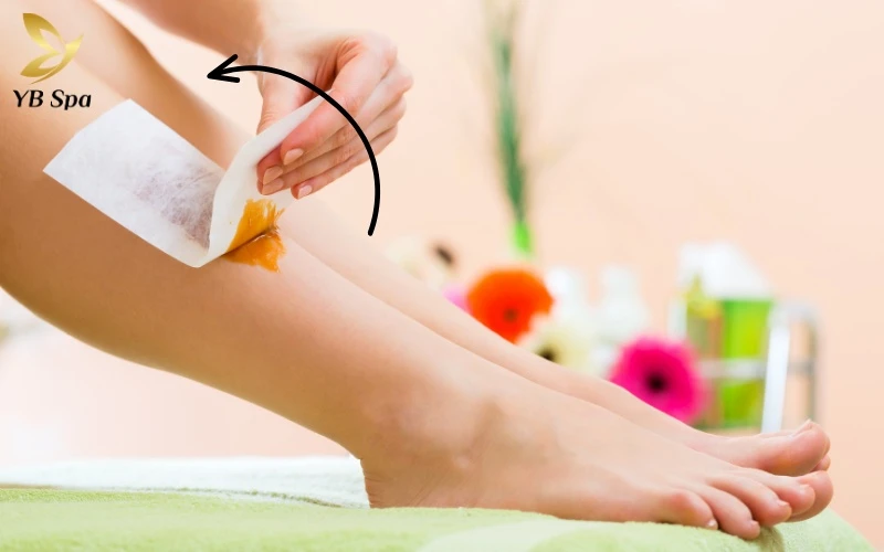 Sự kết hợp giữa việc giữ chặt da và một cú giật ngược chiều lông mạnh mẽ là bí quyết để làn da láng mịn chuẩn spa ngay tại nhà