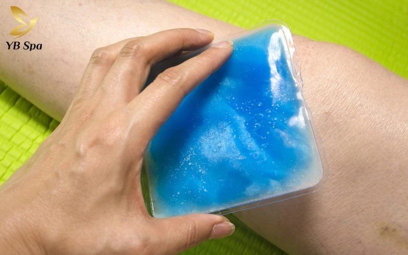 Nhiệt độ lạnh hỗ trợ co mạch máu và se khít lỗ chân lông, giúp làn da vừa "dọn cỏ" phục hồi trạng thái ổn định nhanh hơn.