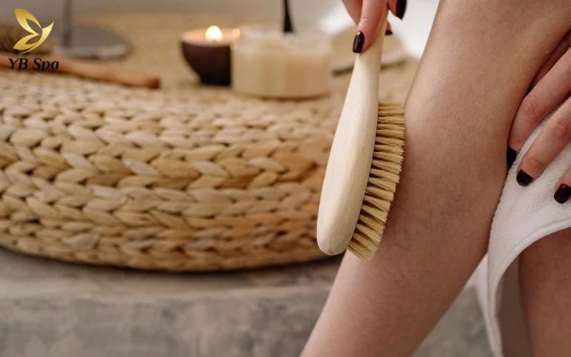 Duy trì thói quen tẩy tế bào chết 2 lần/tuần sau khi wax 3 ngày là "chìa khóa" để ngăn chặn hiệu quả tình trạng lông mọc ngược