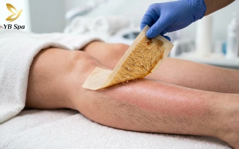 Wax lông tận dụng độ bám dính của sáp để ôm chặt thân lông và rút sạch chúng khỏi lỗ chân lông chỉ với một lực kéo dứt khoát