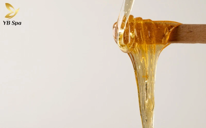 Sugar wax là cứu cánh cho làn da nhạy cảm nhờ cơ chế bám chặt vào sợi lông mà không gây tổn thương tế bào da sống, giúp giảm thiểu cảm giác đau rát