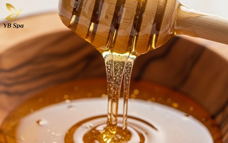 Mật ong trong công thức "vàng" này đóng vai trò là chất kháng khuẩn tự nhiên, giúp bảo vệ lỗ chân lông ngay sau khi wax