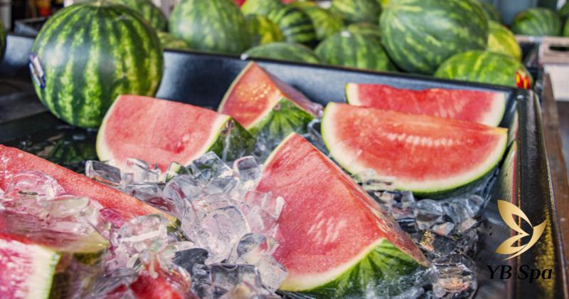 Ăn dưa hấu có nổi mụn không? Cách ăn dưa hấu không nổi mụn 26 Dưa hấu lạnh có thể khiến dạ dày co thắt, điều này sẽ dẫn đến cảm giác đầy bụng