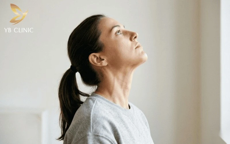 8 Bài Tập Yoga Giúp Trẻ Hóa Khuôn Mặt Tại Nhà 9 Động tác ngửa cổ kéo căng cơ hàm giúp tác động trực tiếp vào vùng mỡ thừa và giảm nọng cằm hiệu quả tại nhà.