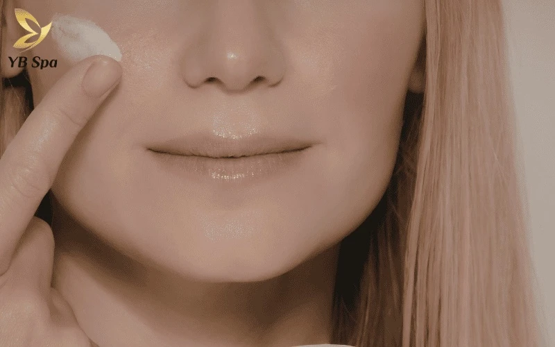 Hãy để da hồi phục theo lộ trình tự nhiên và chỉ sử dụng thuốc theo chỉ định của bác sĩ thay vì tự mua các loại mỡ bôi ngoài da