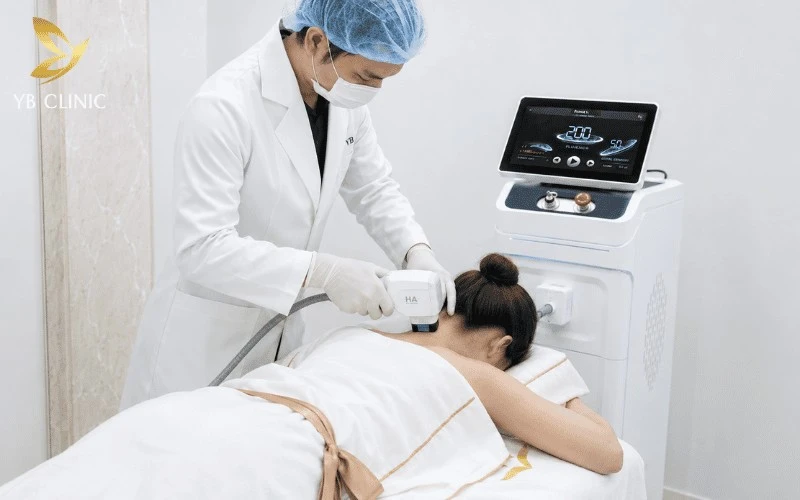 Bảng Giá Triệt Lông Gáy Vĩnh Viễn Mới Nhất 2026 12 Kỹ thuật viên đi máy triệt đều tay với thông số phù hợp giúp năng lượng ánh sáng tác động đồng đều vào nang lông, tối ưu hiệu quả và hạn chế kích ứng da.
