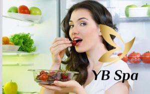 trái cây tươi và các loại hạt có thể giúp làn da khỏe mạnh, giảm viêm và ngăn ngừa mụn.