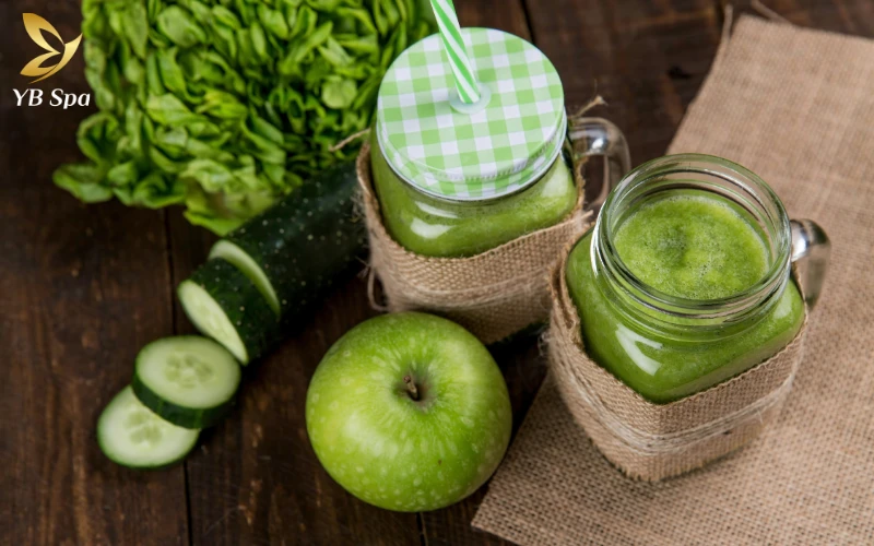 Uống sinh tố và nước ép tươi mỗi ngày