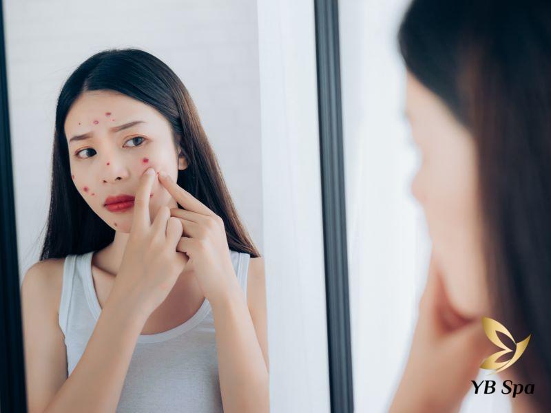 bị mụn nhọt đắp lá gì