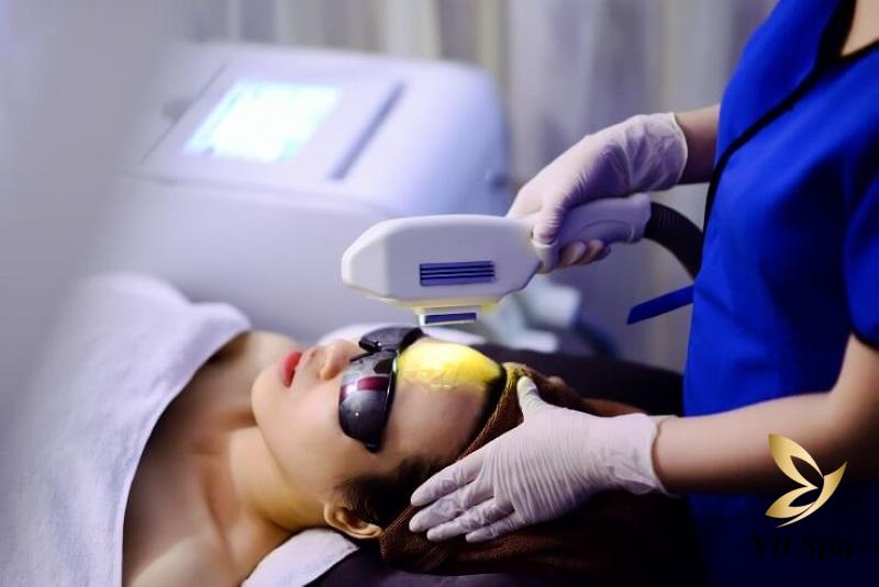 Da bị nổi mụn do đâu? Các cách điều trị mụn chuẩn y khoa 31 Điều trị mụn bằng phương pháp laser