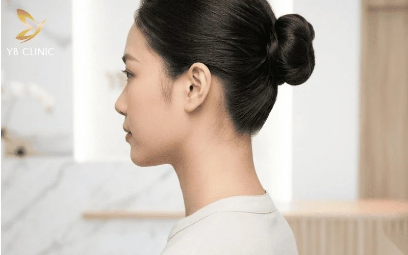 Bí Quyết Để Búi Tóc Đẹp Như Salon Đơn Giản Tại Nhà 16 Đường chân tóc gáy sắc nét giúp tôn lên nét thanh thoát cho tổng thể khuôn mặt và chiếc cổ.
