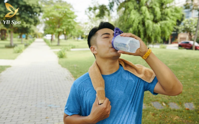 Bị sẹo lõm không nên ăn gì? Gợi ý chế độ dinh dưỡng từ chuyên gia 35 uống tối thiểu 2-2.5 lít nước lọc mỗi ngày