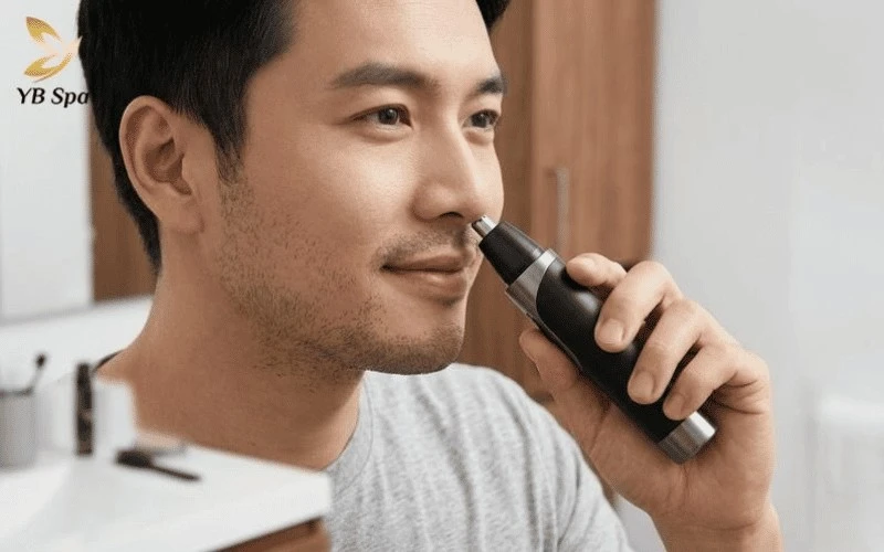 Máy cắt lông mũi tự động cầm tay giúp thao tác nhanh chóng, an toàn và không gây đau rát.