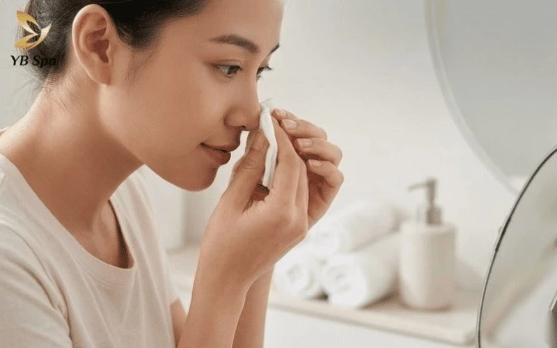 Vệ sinh khoang mũi sạch sẽ trước khi cắt tỉa lông mũi giúp xác định đúng vùng cần xử lý.