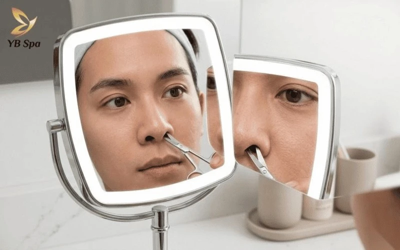 Dùng gương phóng đại có đèn led giúp bạn quan sát rõ ràng và cắt tỉa lông mũi chính xác hơn.