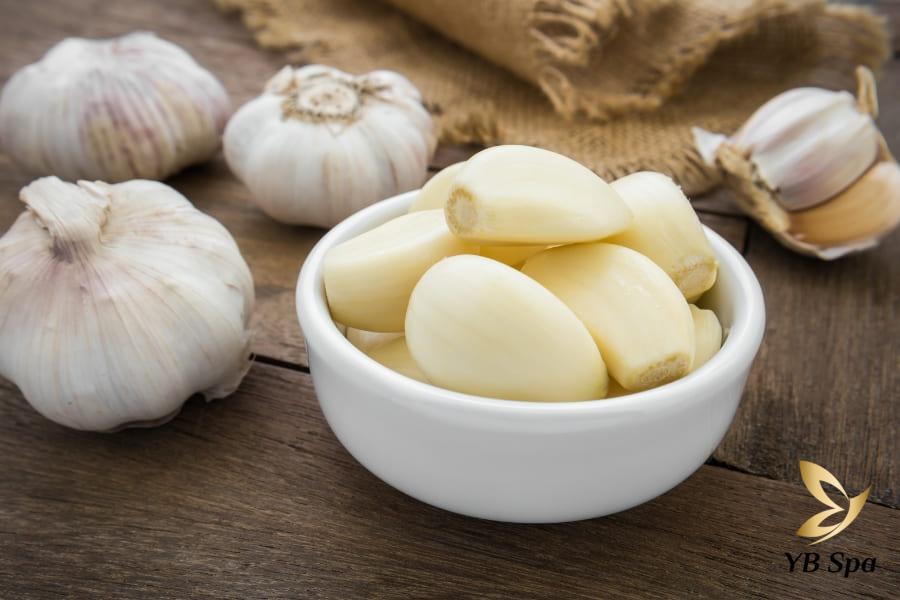 Mụn sưng hình thành do đâu? 9 Cách giảm sưng mụn hiệu quả 20 Bên trong tỏi có chứa hợp chất Allicin và các chất chống oxy hóa có tác dụng kháng khuẩn