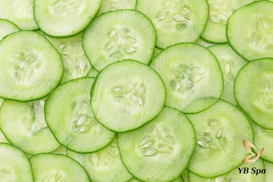 Mụn sưng hình thành do đâu? 9 Cách giảm sưng mụn hiệu quả 21 Bạn có thể thái lát mỏng dưa chuột và đắp trực tiếp lên vùng bị mụn