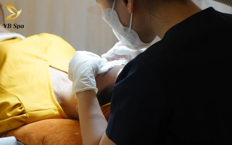 15+ Cách trị mụn ẩn tuổi dậy thì hiệu quả, chuẩn y khoa giúp da láng mịn 18 Kỹ thuật lấy nhân mụn chuyên sâu của chuyên viên giúp làm sạch sâu lỗ chân lông một cách nhẹ nhàng, đảm bảo an toàn tuyệt đối.