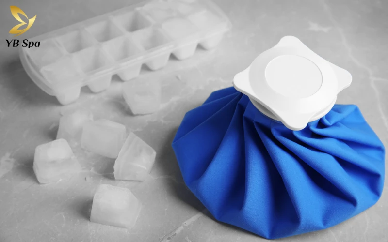 6 cách trị mụn bọc cho da nhờn, giảm sưng trong 24 giờ 13 Chườm lạnh là giải pháp "cấp cứu" nhanh nhất để làm dịu cảm giác đau nhức và giảm áp lực sưng tấy cho nốt mụn bọc ngay tại nhà.