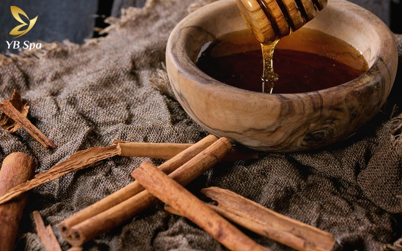 Cách trị mụn bọc nhanh nhất trong 1 đêm an toàn và khoa học 30 Kết hợp mật ong và quế - Kháng sinh tự nhiên cho da