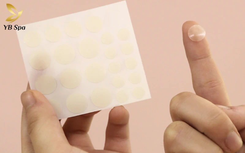 16+ Cách trị mụn bọc ở cằm tại nhà hiệu quả từ thiên nhiên 22 Sử dụng miếng dán mụn giúp tạo lớp màng bảo vệ hoàn hảo, ngăn chặn vi khuẩn xâm nhập và hạn chế thói quen sờ tay gây nhiễm trùng