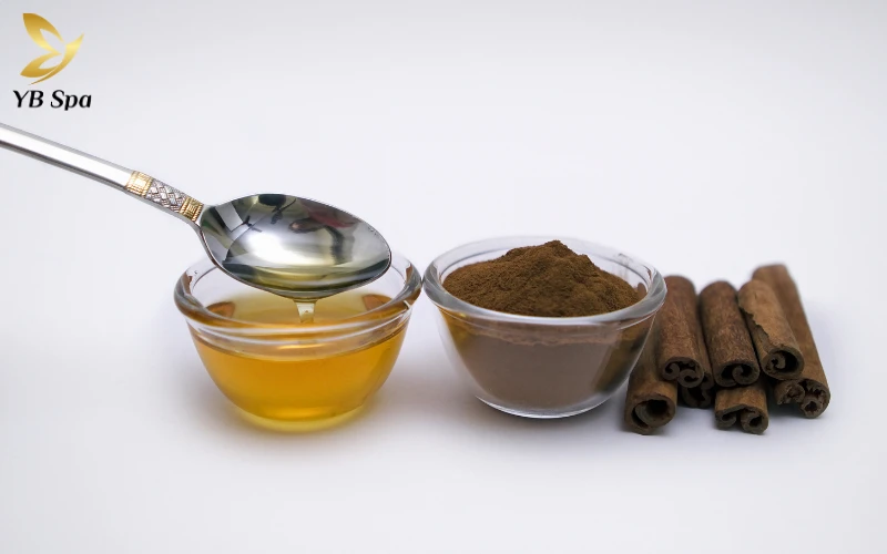 Cách trị mụn thịt ở cổ bằng Mật ong và bột quế