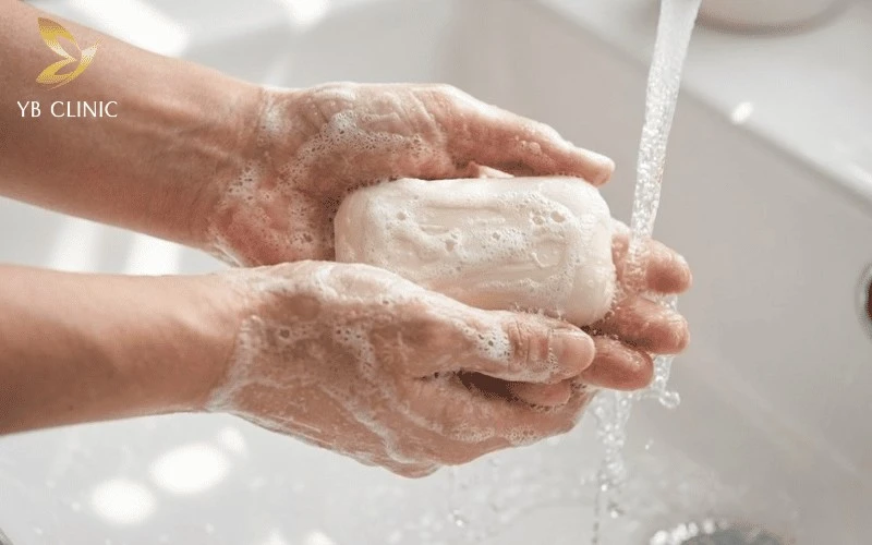 5 Cách Trị Thâm Mông Tại Nhà An Toàn, Hiệu Quả 10 Xà phòng kháng khuẩn chuyên dụng giúp loại bỏ vi khuẩn và ngăn ngừa mụn viêm ở mông.