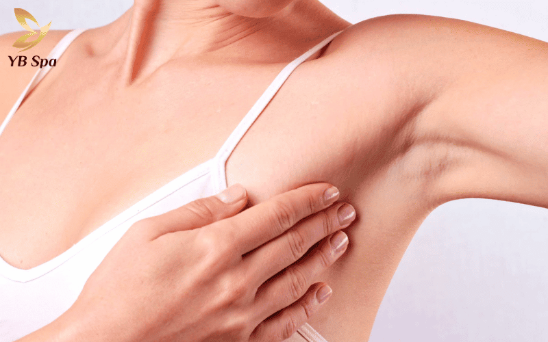 Sử dụng AHA/BHA định kỳ là bước đệm quan trọng giúp vùng nách sạch sâu và sẵn sàng hấp thụ các dưỡng chất đặc trị