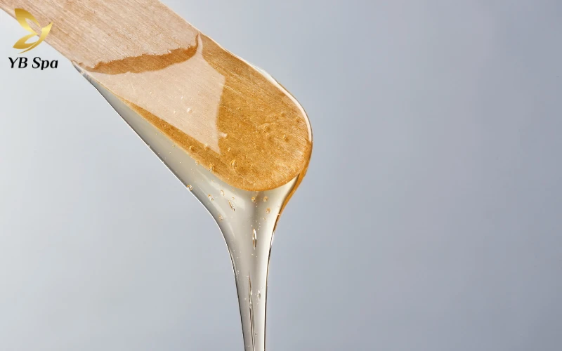 So với việc cạo, waxing bằng sáp tự nhiên giúp bề mặt da sạch thoáng lâu hơn và hạn chế tình trạng lông mọc cứng hay đen đậm